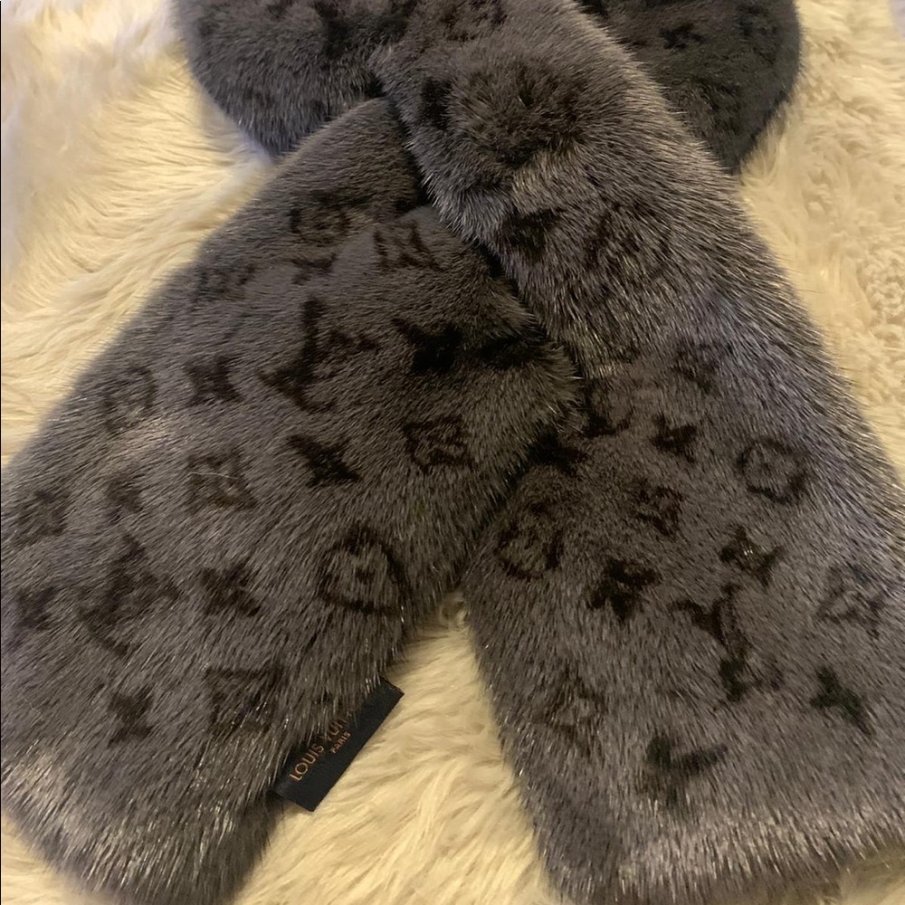 Louis Vuitton Echarp Monogram Reverse Mink Scarf